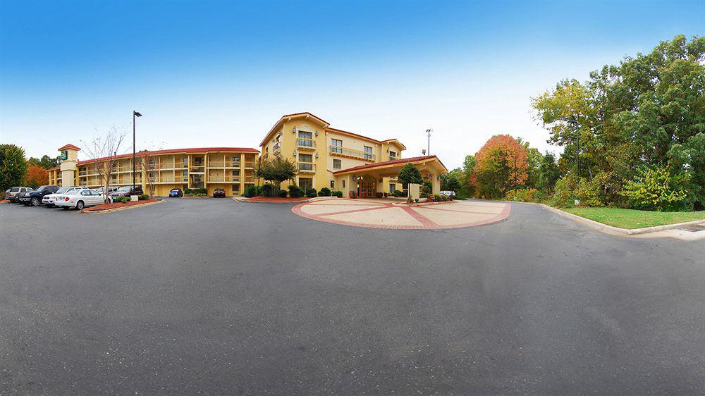 Quality Inn & Suites Charlotte Airport Exterior photo
